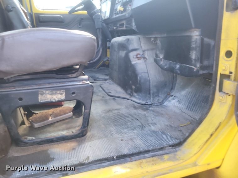 image for item MJ9037 1998 International 4900 truck cab and chassis