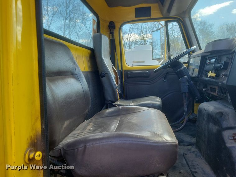 image for item MJ9037 1998 International 4900 truck cab and chassis