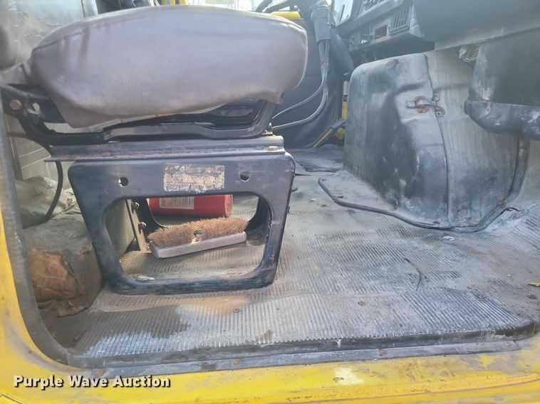 image for item MJ9037 1998 International 4900 truck cab and chassis