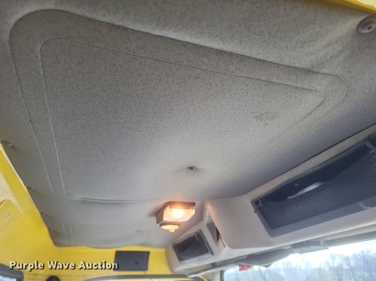 image for item MJ9037 1998 International 4900 truck cab and chassis