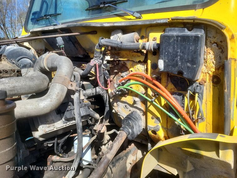 image for item MJ9037 1998 International 4900 truck cab and chassis