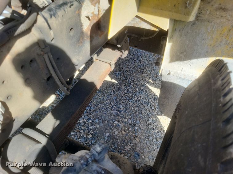 image for item MJ9037 1998 International 4900 truck cab and chassis