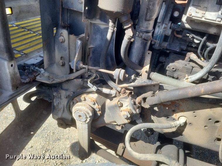 image for item MJ9037 1998 International 4900 truck cab and chassis