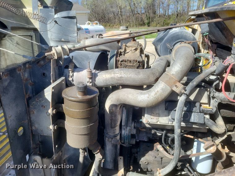 image for item MJ9037 1998 International 4900 truck cab and chassis