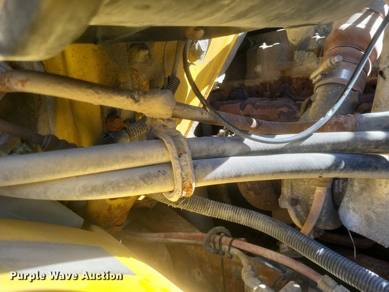 image for item MJ9037 1998 International 4900 truck cab and chassis