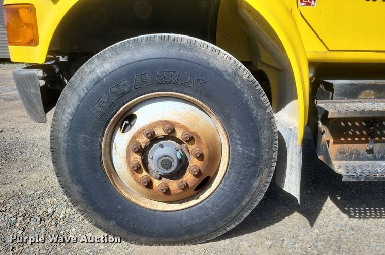 image for item MJ9037 1998 International 4900 truck cab and chassis