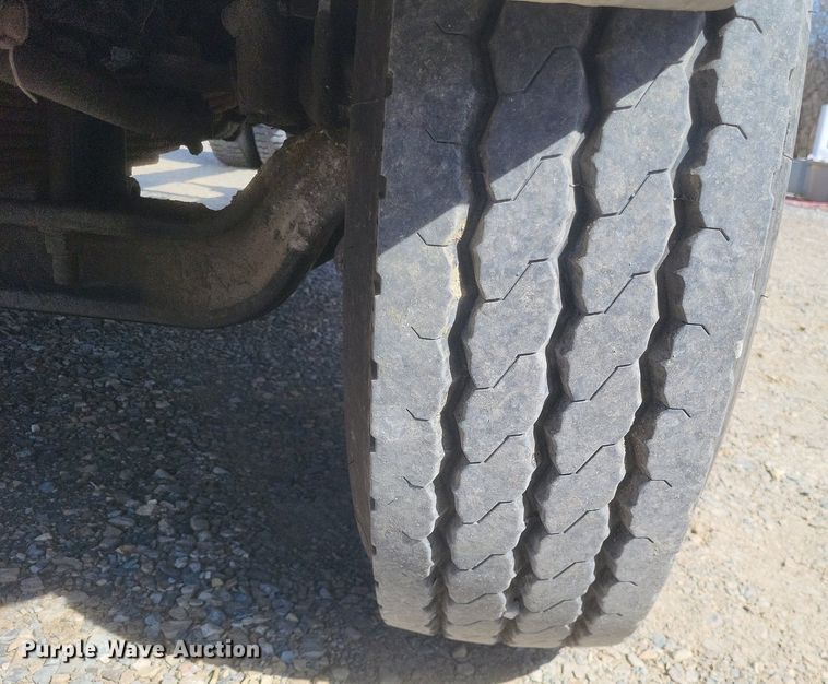 image for item MJ9037 1998 International 4900 truck cab and chassis