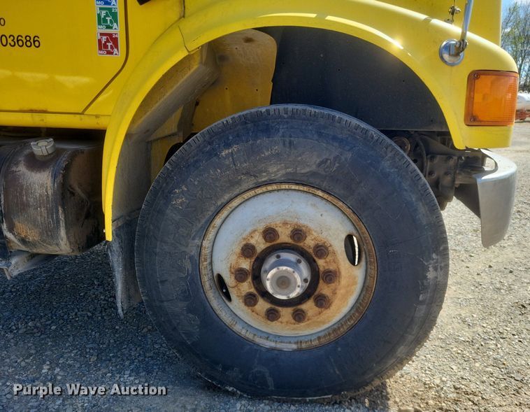 image for item MJ9037 1998 International 4900 truck cab and chassis