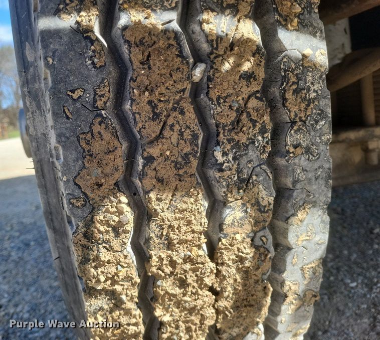 image for item MJ9037 1998 International 4900 truck cab and chassis