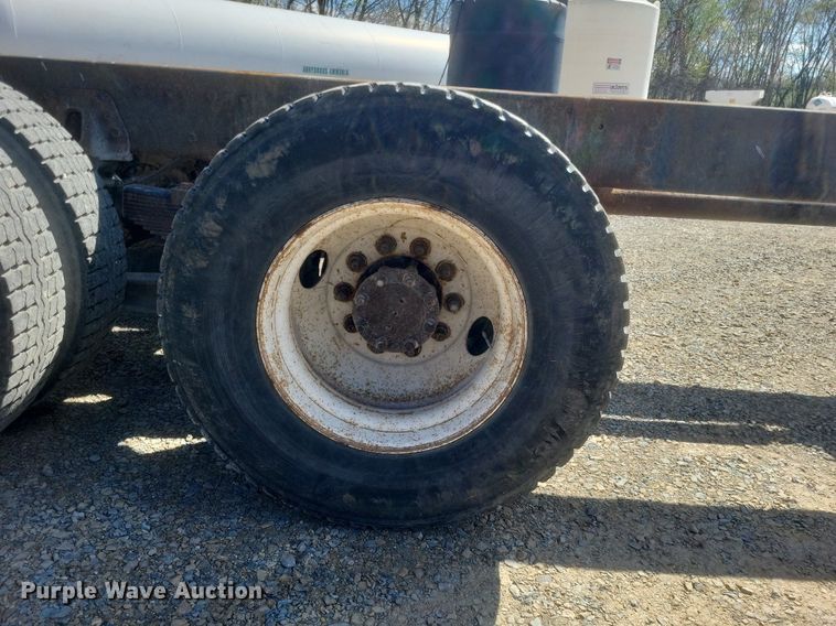 image for item MJ9037 1998 International 4900 truck cab and chassis