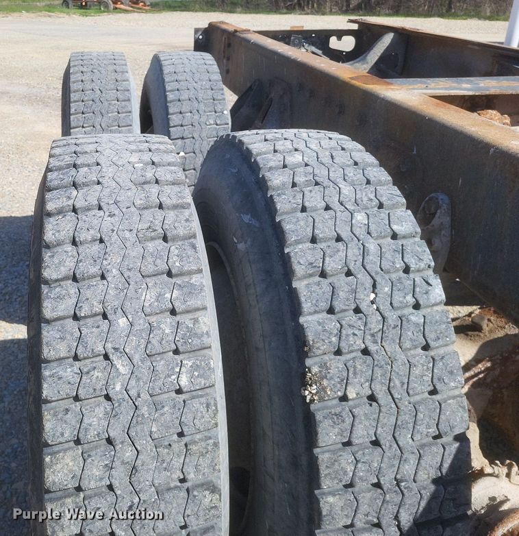 image for item MJ9037 1998 International 4900 truck cab and chassis