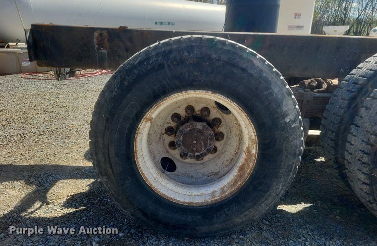 image for item MJ9037 1998 International 4900 truck cab and chassis