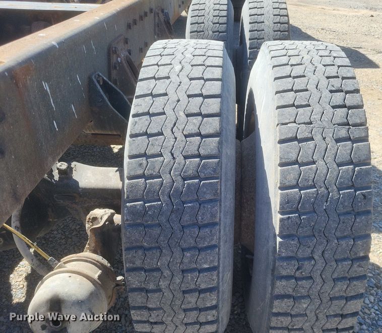 image for item MJ9037 1998 International 4900 truck cab and chassis