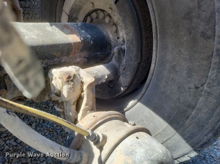 image for item MJ9037 1998 International 4900 truck cab and chassis