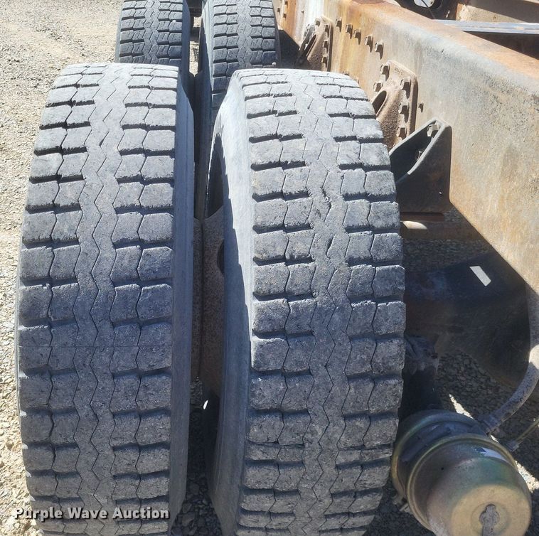 image for item MJ9037 1998 International 4900 truck cab and chassis