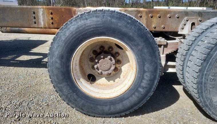 image for item MJ9037 1998 International 4900 truck cab and chassis