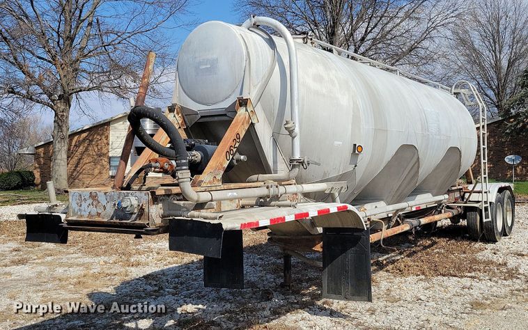 image for item MQ9695 1986 Heil tank trailer