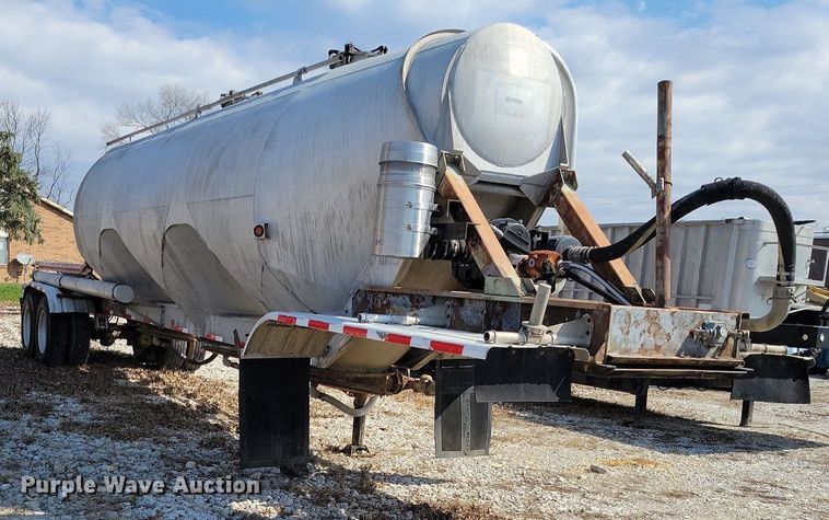 image for item MQ9695 1986 Heil tank trailer