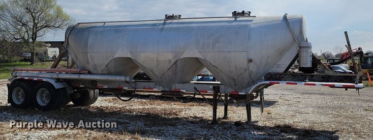 image for item MQ9695 1986 Heil tank trailer