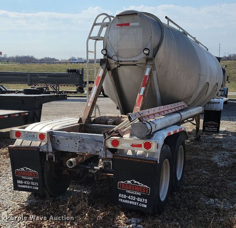 image for item MQ9695 1986 Heil tank trailer