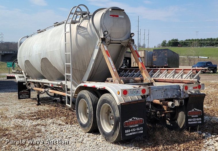 image for item MQ9695 1986 Heil tank trailer