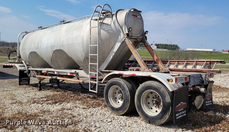 image for item MQ9695 1986 Heil tank trailer