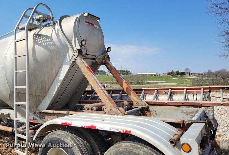 image for item MQ9695 1986 Heil tank trailer