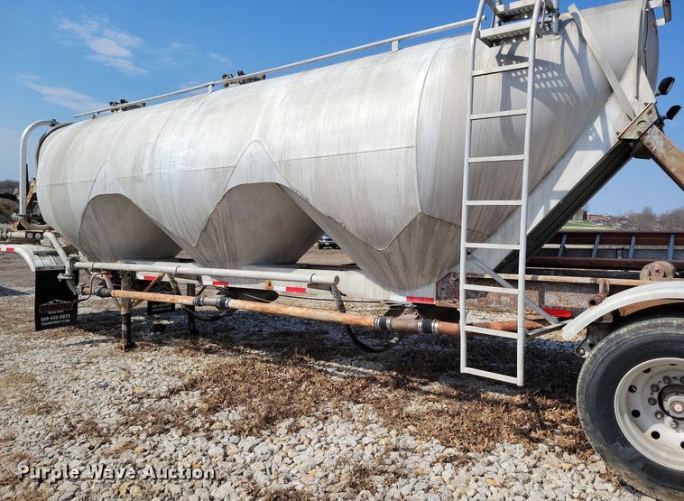 image for item MQ9695 1986 Heil tank trailer