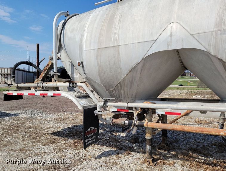 image for item MQ9695 1986 Heil tank trailer