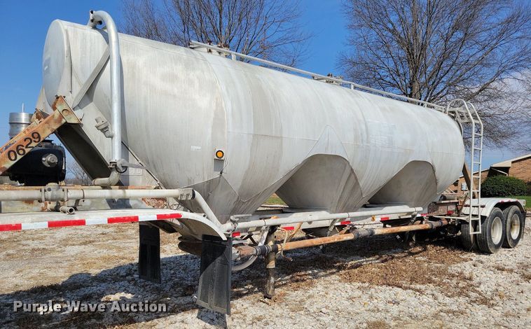 image for item MQ9695 1986 Heil tank trailer