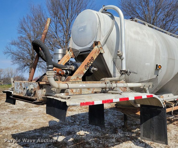 image for item MQ9695 1986 Heil tank trailer