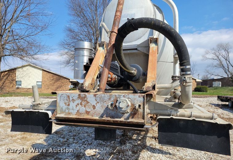 image for item MQ9695 1986 Heil tank trailer