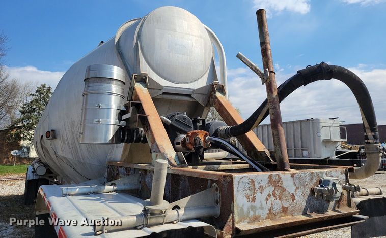 image for item MQ9695 1986 Heil tank trailer