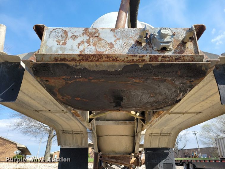 image for item MQ9695 1986 Heil tank trailer