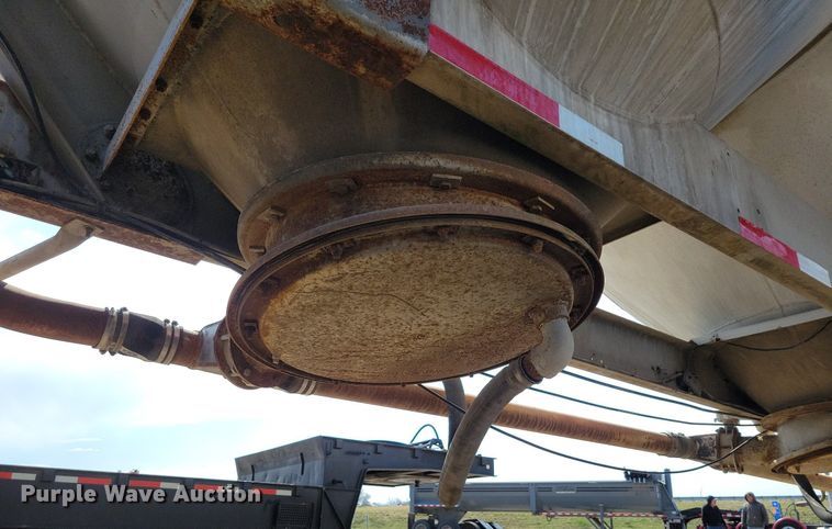 image for item MQ9695 1986 Heil tank trailer