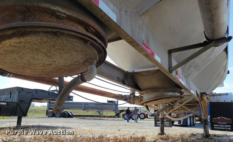 image for item MQ9695 1986 Heil tank trailer