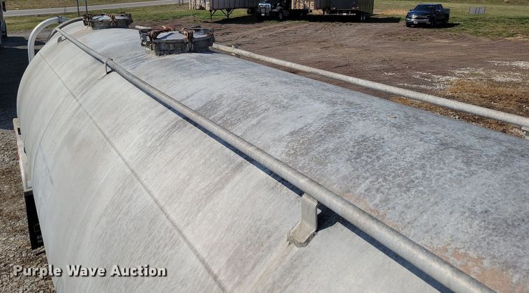 image for item MQ9695 1986 Heil tank trailer