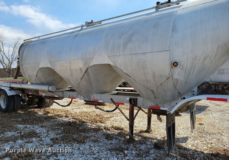 image for item MQ9695 1986 Heil tank trailer