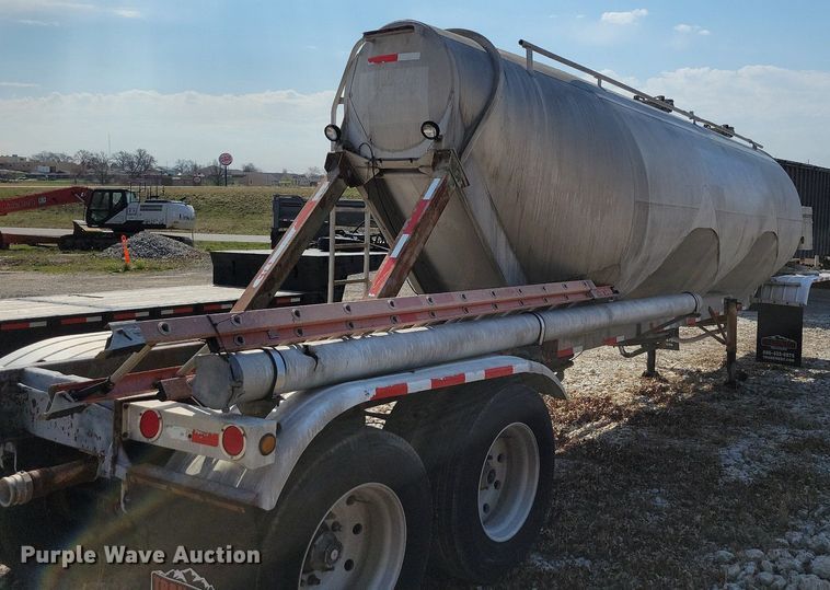 image for item MQ9695 1986 Heil tank trailer