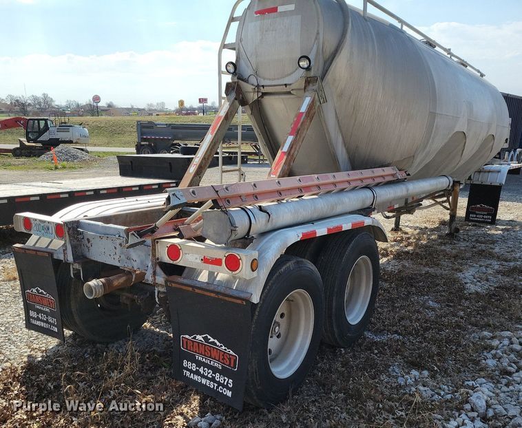 image for item MQ9695 1986 Heil tank trailer