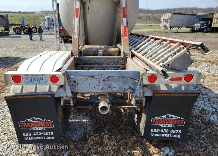 image for item MQ9695 1986 Heil tank trailer