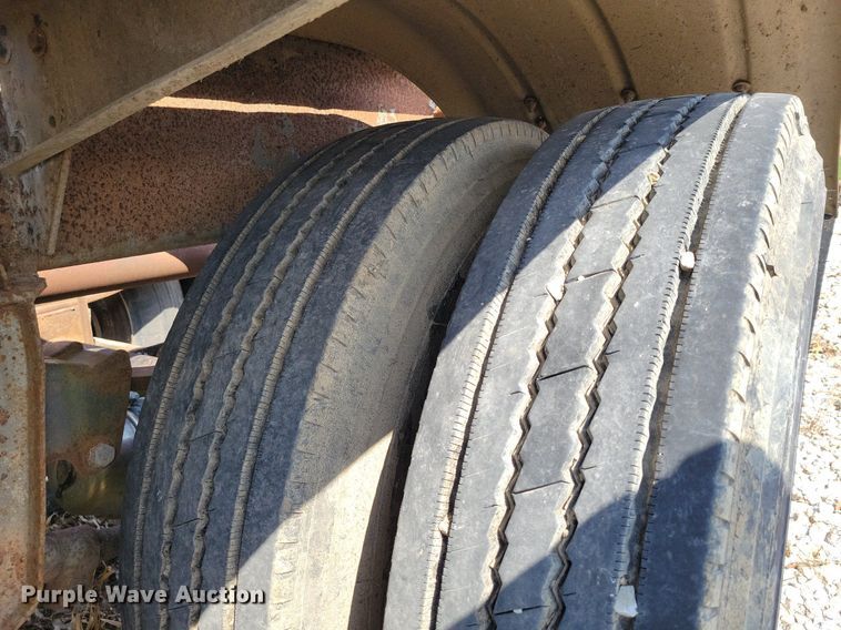 image for item MQ9695 1986 Heil tank trailer