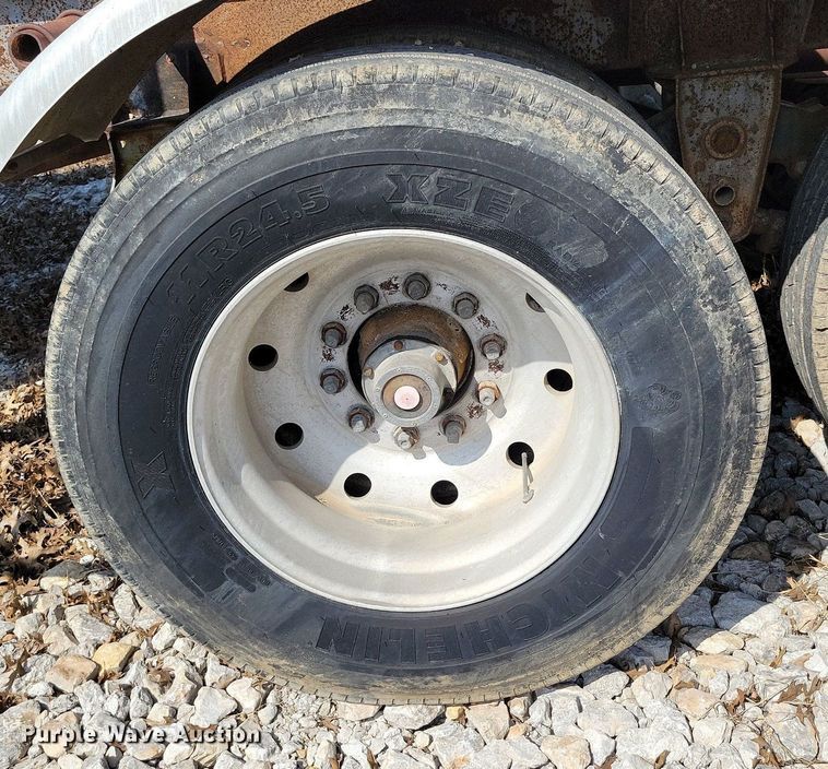 image for item MQ9695 1986 Heil tank trailer