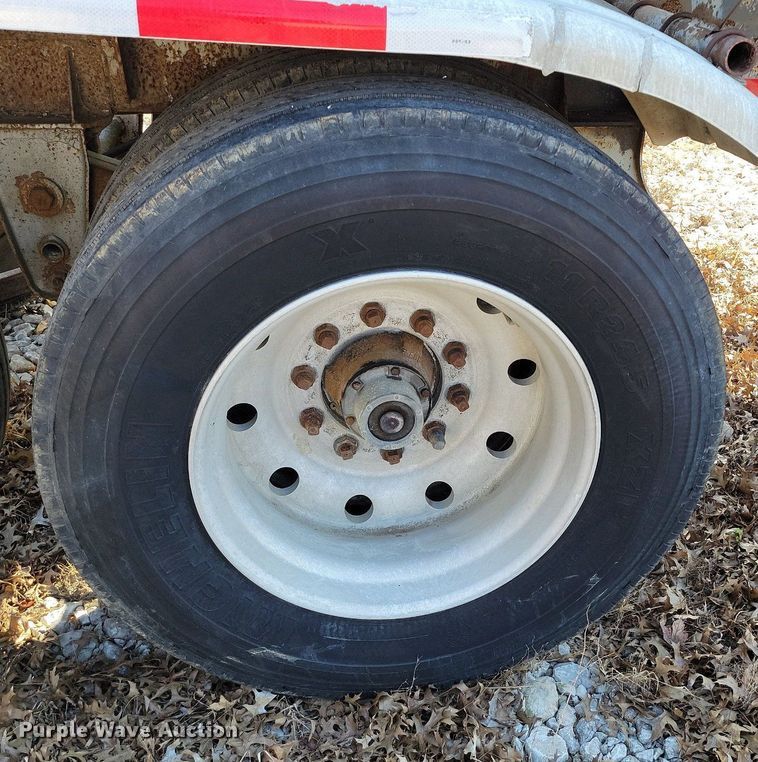 image for item MQ9695 1986 Heil tank trailer