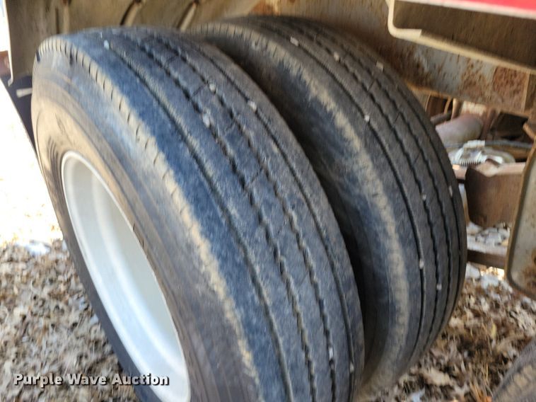 image for item MQ9695 1986 Heil tank trailer