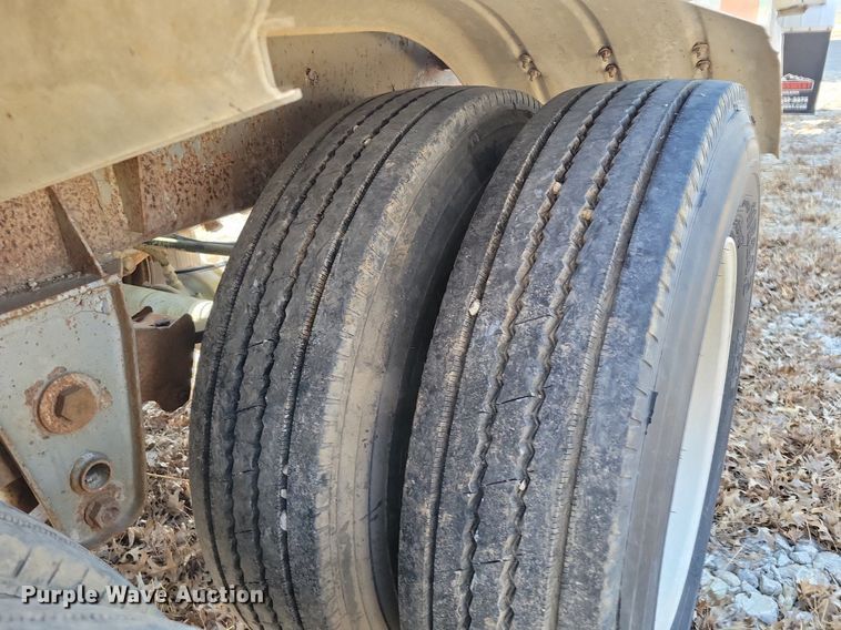 image for item MQ9695 1986 Heil tank trailer