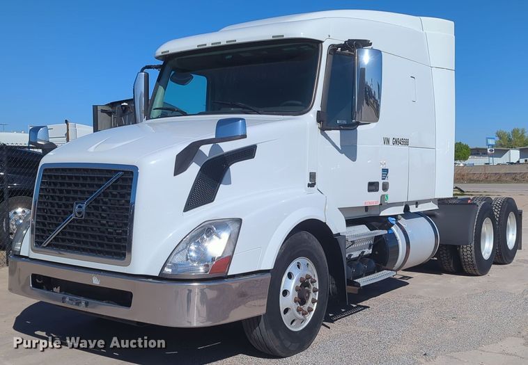 image for item NG9308 2016 Volvo  VNL semi truck