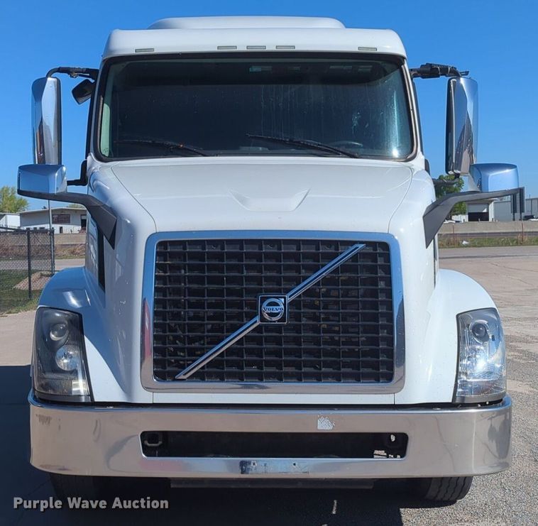 image for item NG9308 2016 Volvo  VNL semi truck