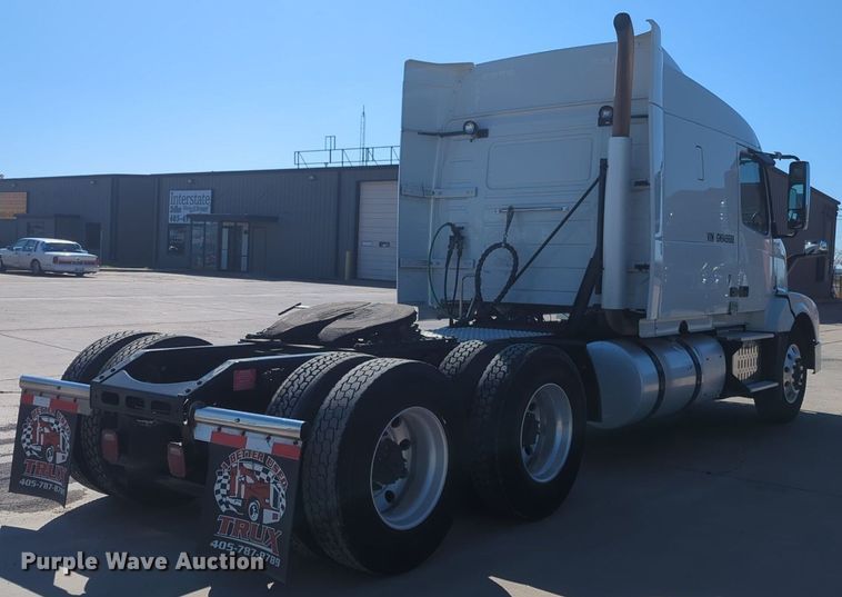 image for item NG9308 2016 Volvo  VNL semi truck