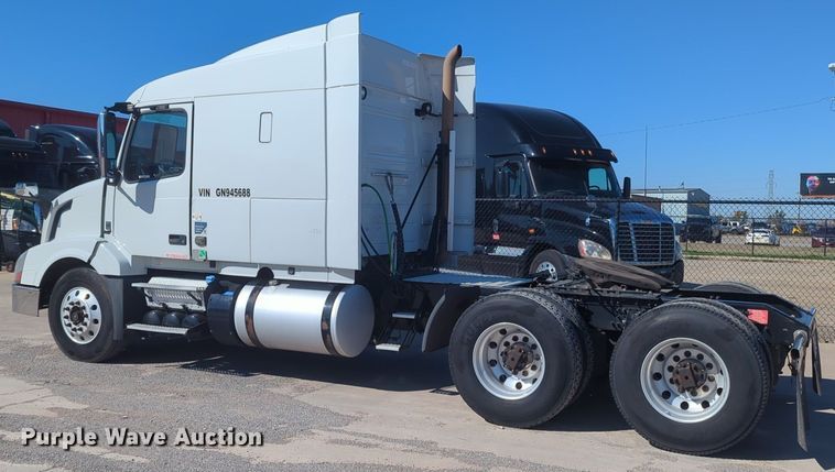 image for item NG9308 2016 Volvo  VNL semi truck